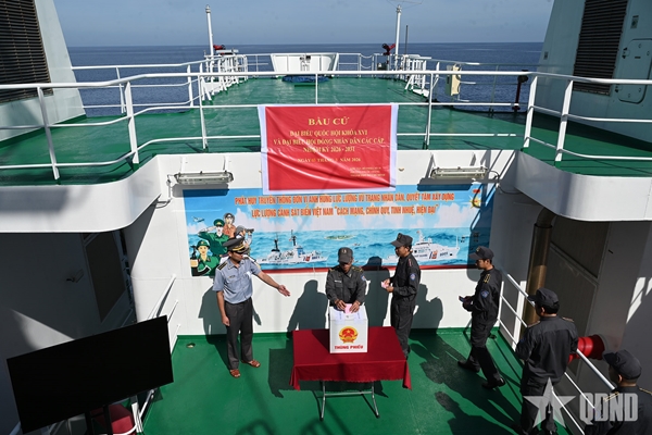 Hoàn thành công tác bỏ phiếu sớm cho cử tri đang thực hiện nhiệm vụ trên biển